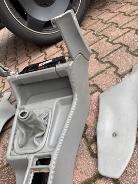 BMW M5 E34 Mittelkonsole Glattleder Silbergrau Vesperbrett Handschuhfach
